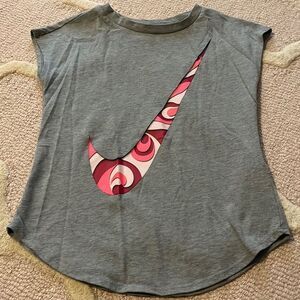 Nike tee size 6/7 girls